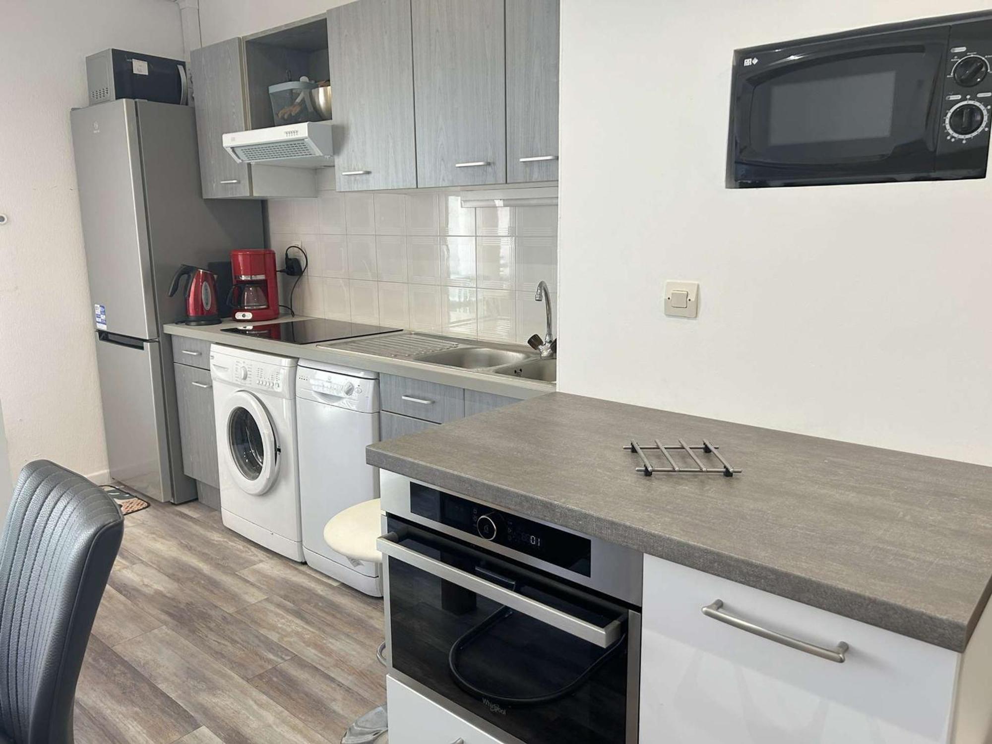 Cosy Avec Terrasse, Clim, A 50m Et 100m Commerces, - Fr-1-226a-177 *