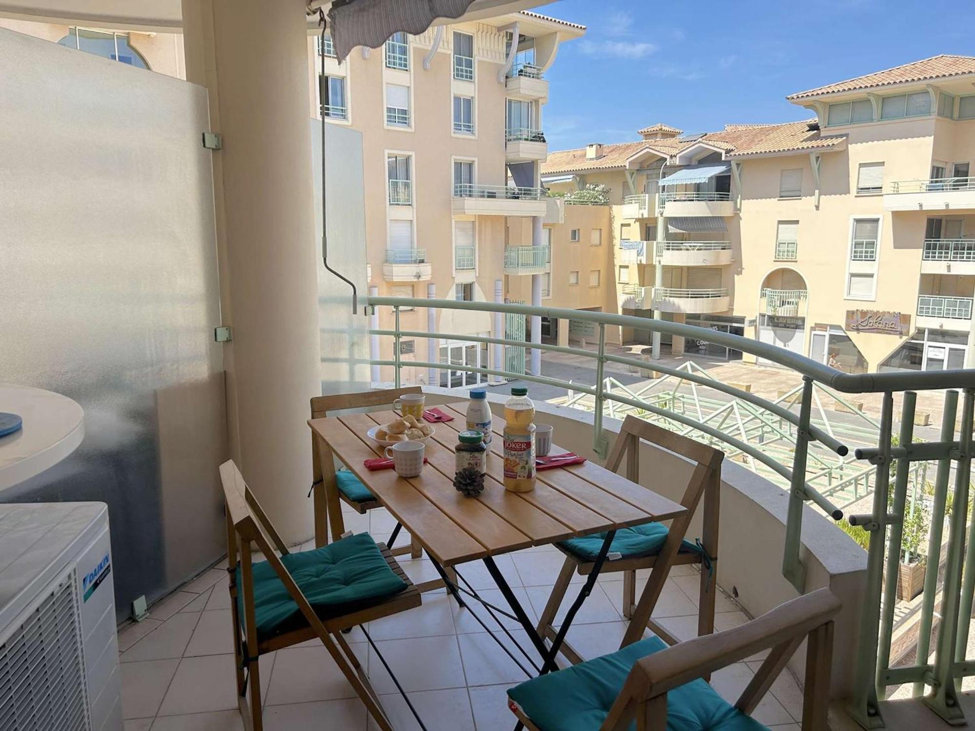 Cosy Avec Terrasse, Clim, A 50m Et 100m Commerces, - Fr-1-226a-177 Fréjus