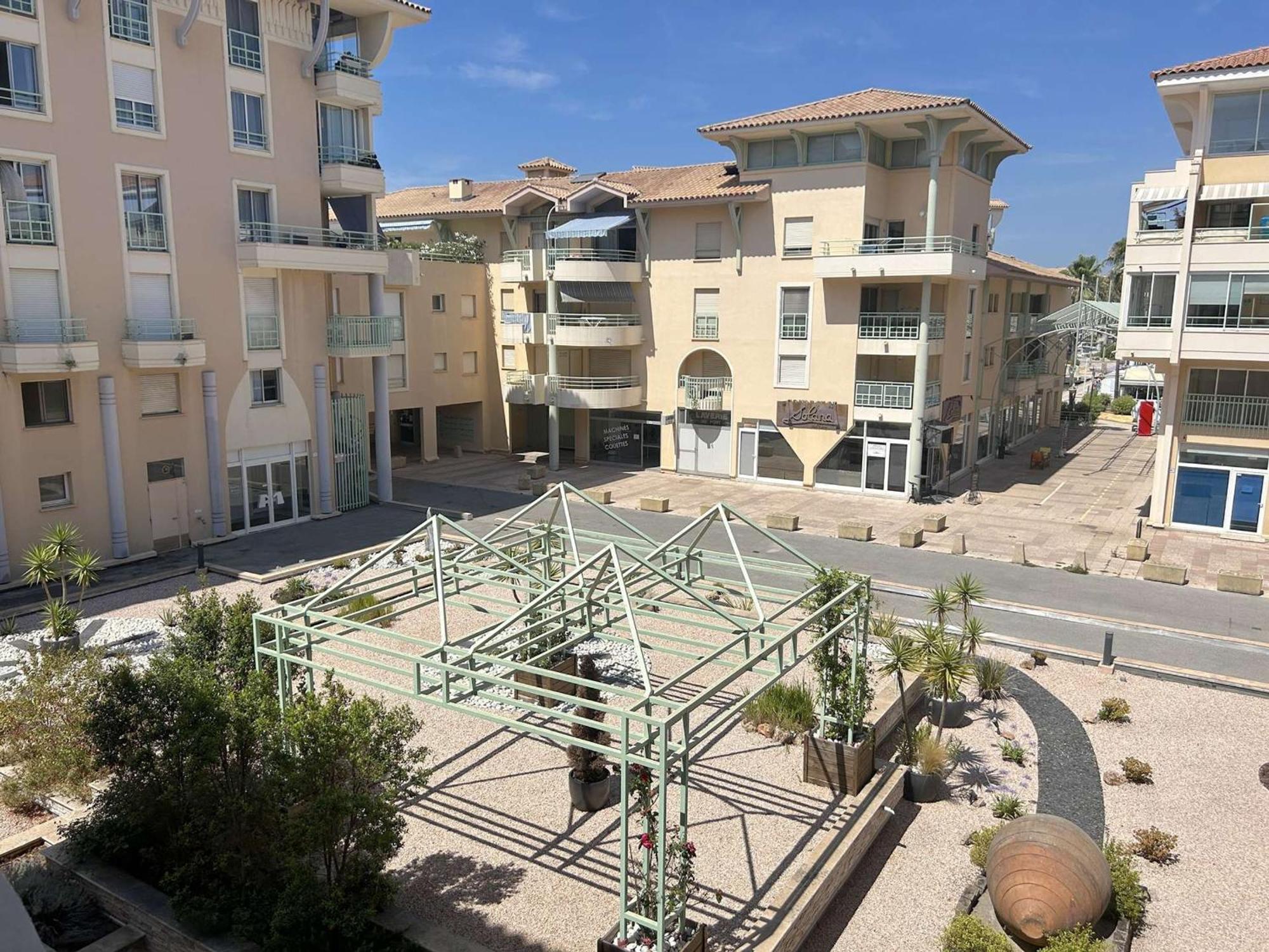 Cosy Avec Terrasse, Clim, A 50m Et 100m Commerces, - Fr-1-226a-177 *