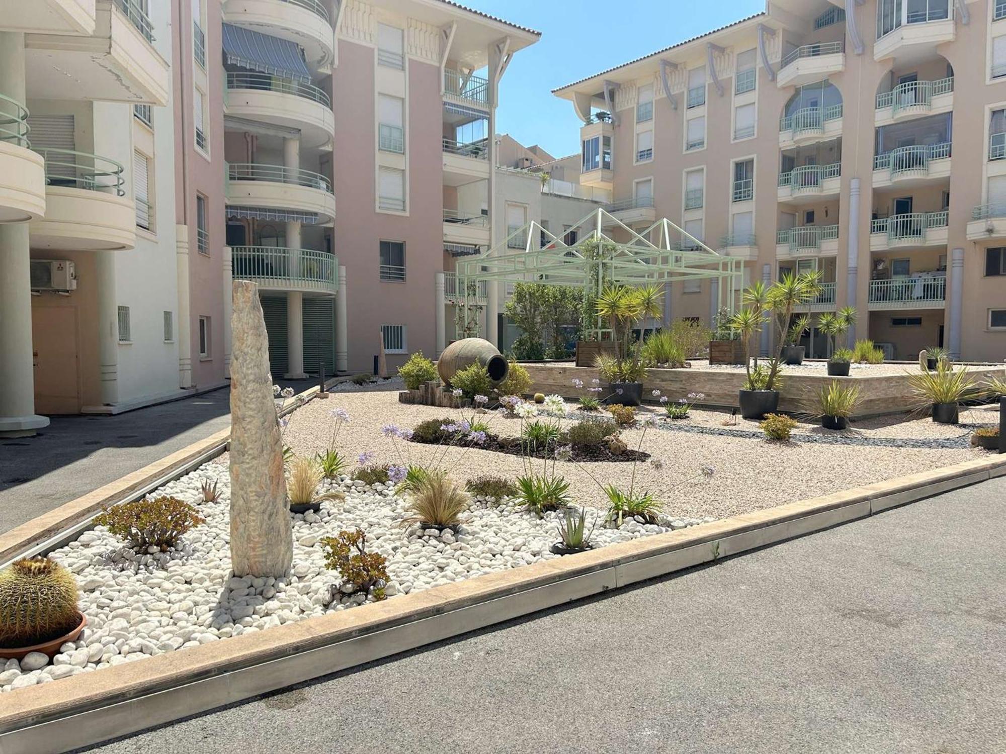 Appartement Cosy Avec Terrasse, Clim, A 50m Et 100m Commerces, - Fr-1-226a-177 Fréjus