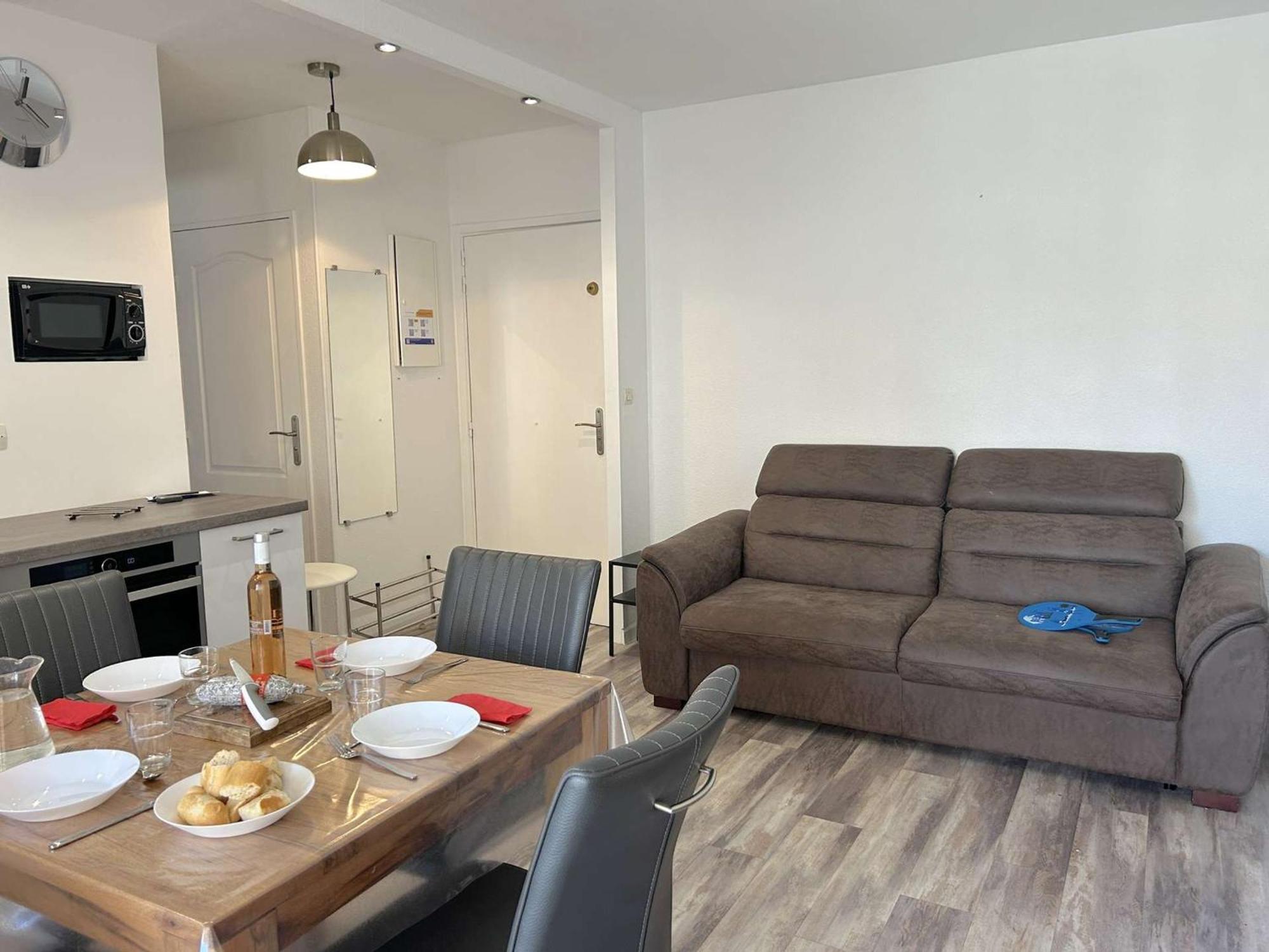 Cosy Avec Terrasse, Clim, A 50m Et 100m Commerces, - Fr-1-226a-177 Appartement Fréjus
